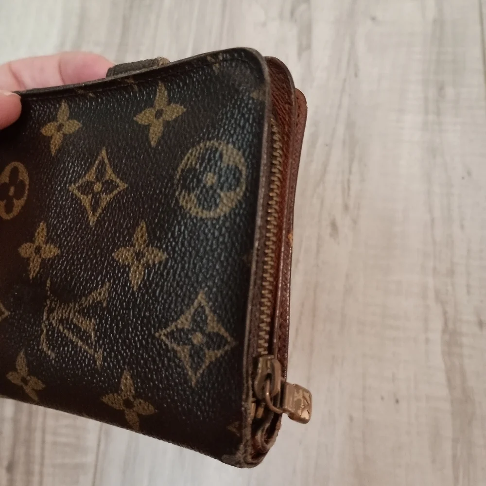 Louis Vuitton Monogram Compact Bifold Wallet Zip/Snap